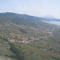 Teneryfa, lecimy nad Valle de la Orotava, w oddali wulkan Teide.