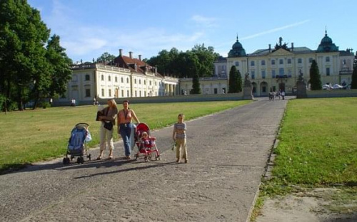 Mrówka z Krugerka i dziećmi wprzed Pałacem Branickich w Białymstoku