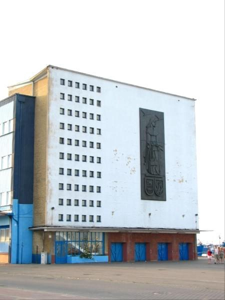 Władysławowo - budynek przetwórki rybnej SZKUNER znajdujący się w porcie