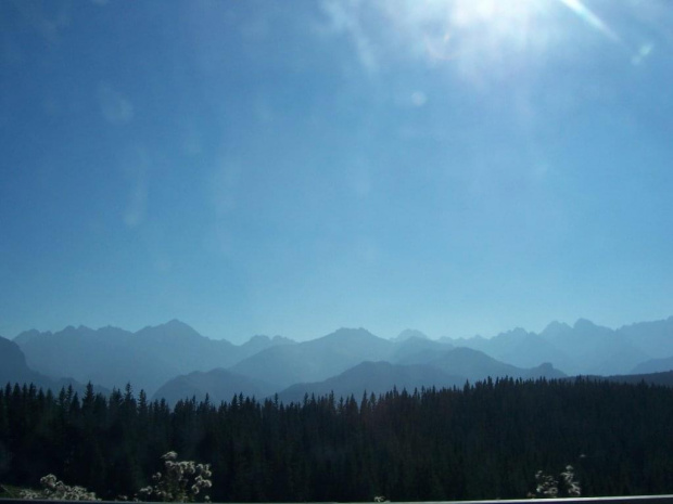 tutaj panorama tatr troszku sie od szyby odbilo fotka robiona z samochodu