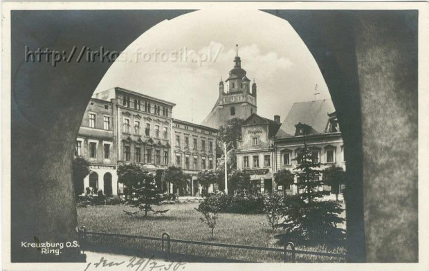 Południowo-zachodnia częsć rynku z widokiem na Kosciół ewangelicki - widok z podcieni arkad pod ratuszem #Kluczbork #Kreuzburg #Pocztowka