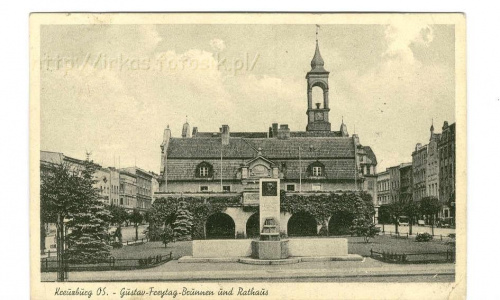 Rynek w Kluczborku- widok z zachodu. Na pierwszym planie pomnik wybitnego kluczborskiego poety Gustava Freytaga. W tle ratusz i otaczajšce go zabytkowe kamieniczki. #Kluczbork #Kreuzburg #Pocztowka