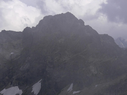 Kozi Wierch (2291) . Z nad Słowacji nacierają ciemne chmury.