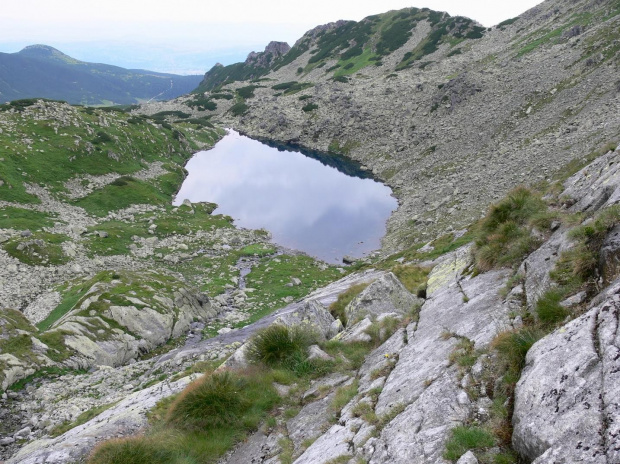 Długi Staw, Na horyzoncie Kopa Magury (1704) ewentualnie Wielka Królowa Kopa (1531) #Góry #Tatry #Kościelec