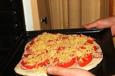 Wkładam pizzę do piekarnika. #pizza #jedzenie #konsumpcja #piekarnik