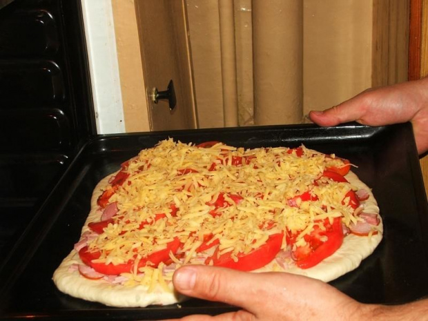 Wkładam pizzę do piekarnika. #pizza #jedzenie #konsumpcja #piekarnik