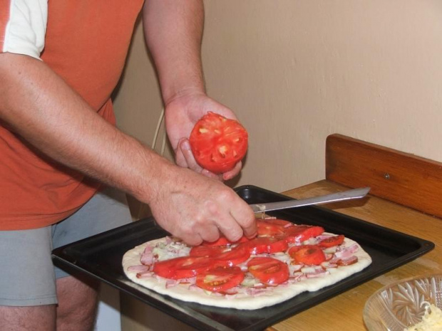 Układam plastry pomidora. #pizza #pomidor #blacha
