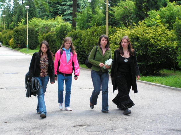 Agnieszka (druga z lewej) ze studentkami w drodze na wykłady.