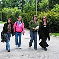 Agnieszka (druga z lewej) ze studentkami w drodze na wykłady.