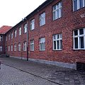 Budynek komendantury obozu - mieścił biura hitlerowskiej administracji obozowej , mieszkania sztabu SS oraz kuchnię esesmańską. Zbudowany 1940 - 1941
