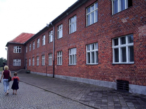 Budynek komendantury obozu - mieścił biura hitlerowskiej administracji obozowej , mieszkania sztabu SS oraz kuchnię esesmańską. Zbudowany 1940 - 1941