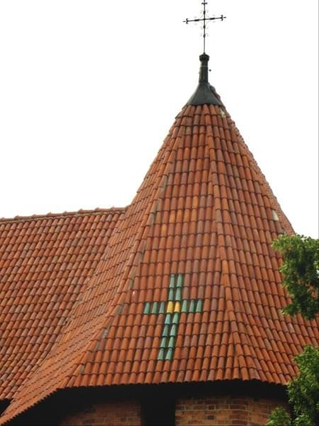 Malbork - baszta charakterystyczny układ dachówki tworzący znak krzyża domniemywać można iż jest to nieco współczesne dzieło.