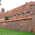 Malbork - widok fosa i mury obronne zamku średniego
