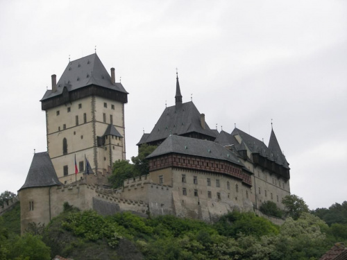 Budowę zamku rozpoczęto w roku 1348 na zlecenie króla Czech Karola IV, który nadał temu miejscu ważna rolę - tu były przechowywane insygnia władzy, jak również wiele cennych przedmiotów należšcych do Swiętego Cesarstwa Rzymskiego.