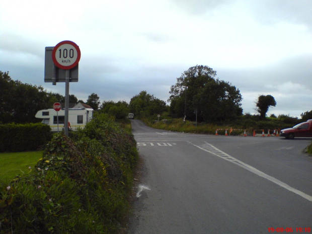 Na bardzo wąskich drogach są ograniczenia TYLKO do 100 km/h !!! Tam nawet dwa samochody sie ledwie mieszcza miedzy sobą...