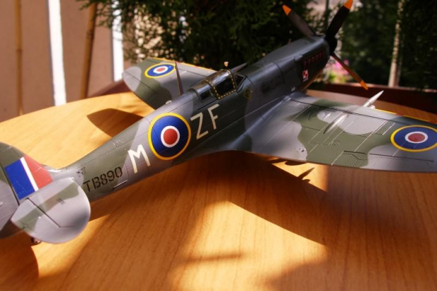 SUPER-MARINE SPITFIRE Mk XVI
REVELL/HASEGAWA 1/48