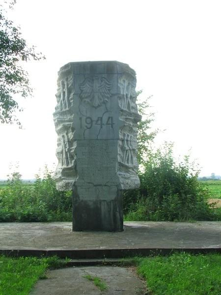 Pomnik przy szosie Samoklęski-Garbów #pomnik #obelisk