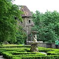 Główna ozdoba tarasu Bogini Flory jest - stojaca w jego srodku - pięknie rzezbiona Fontanna Trytonów. #Książ #Zamek #Wałbrzych