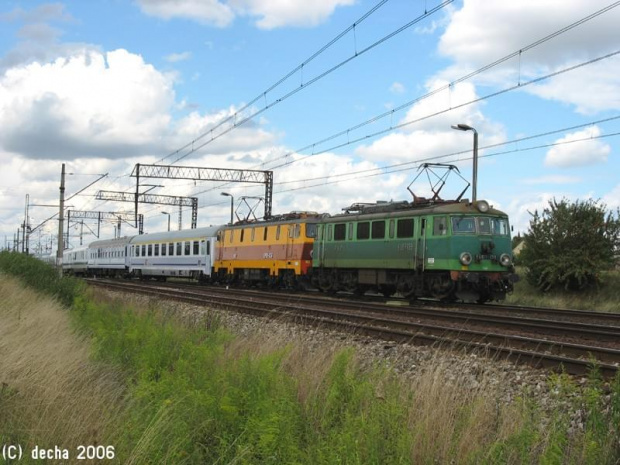 20.08.2006 - Drzeńsko Podg. EU07-139 i EP09-036 z EC 45 (BWE) zjeżdżają z "Odrzanki" do Rzepina