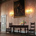 Salon Barokowy - Pozostałe meble w tym salonie to: - stół konsolowy z marmurowym blatem dwa krzesła dębowe w typie mebli gdańskich; - serwantka z końca XIX w.; - fotel kocielny z XIX w. z tapicerka wykonana sciegiem >petit point<.
