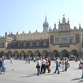 Rynek Główny w Krakowie, największy plac w Europie, ma wymiary 200x200m. Wytyczono go podczas lokacji miasta w 1257 r. na rozkaz krakowskiego księcia Bolesława Wstydliwego. #Kraków #Miasto #Wawel #Sukiennice