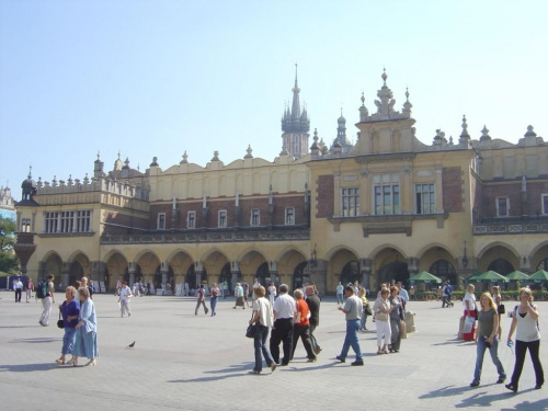 Rynek Główny w Krakowie, największy plac w Europie, ma wymiary 200x200m. Wytyczono go podczas lokacji miasta w 1257 r. na rozkaz krakowskiego księcia Bolesława Wstydliwego. #Kraków #Miasto #Wawel #Sukiennice