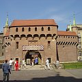 Naprzeciw Bramy Floriańskiej stoi krakowski Barbakan dawniej zwany też Rondlem, cenny zabytek dawnego budownictwa fortecznego wystawiony w latach 1498 - 1499 ze względu na niebezpieczeństwo ataku ze strony Turcji. #Kraków #Miasto #Wawel