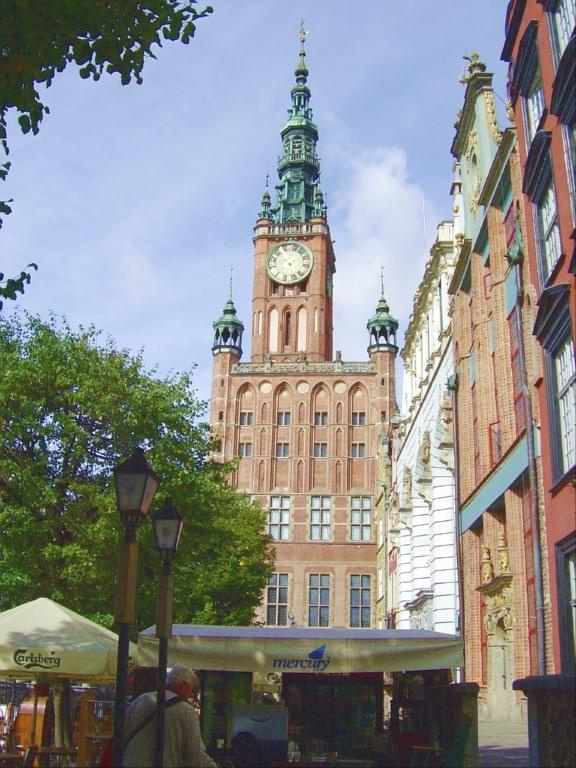 Według XVII-wiecznego kronikarza gdańskiego Stephana Graua budowę ratusza rozpoczęto na wiosnę 1327 r. i zakończono w grudniu 1336 r. Gdański dziejopis nie podał jednak zródła, z którego zaczerpnšł tę informację. #Gdańsk #Miasto #Port