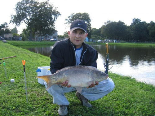 Karp 5,8kg, złowiony 28 sierpnia 2006 w Kluczewie metodą feederową na kukurydze na włosie. Pozdrawiam