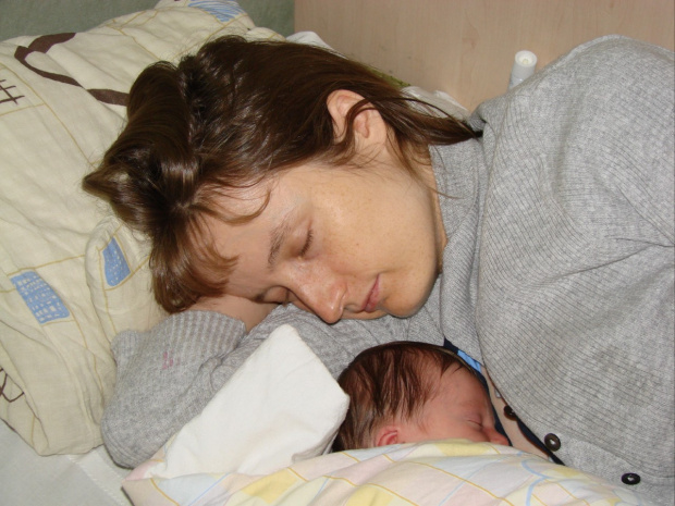 Mama i Majką po karmieniu #majka #noworodek #kąpiel #karmienie