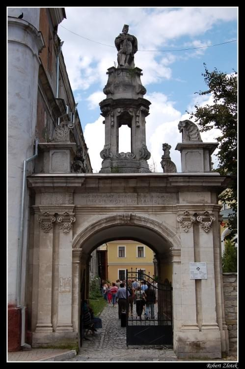 Brama wejciowa na dziedziniec wokół Katedry p.w. w. Piotra i Pawła #bramy #KamieniecPodolski #kościoły #miasta #mury #ulice