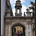 Brama wejciowa na dziedziniec wokół Katedry p.w. w. Piotra i Pawła #bramy #KamieniecPodolski #kościoły #miasta #mury #ulice