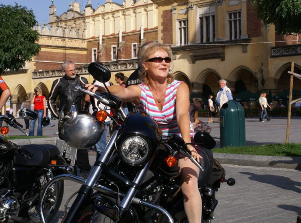 Harley Davidson na Krakowskim Rynku
07 września 2006 #Harley #Davidson #Kraków