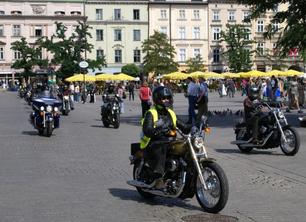 Harley Davidson na Krakowskim Rynku
07 września 2006 #Harley #Davidson #Kraków
