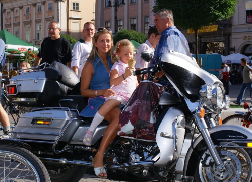 Harley Davidson na Krakowskim Rynku
07 września 2006 #Harley #Davidson #Kraków