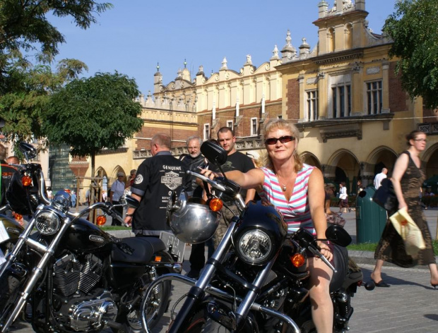 Harley Davidson na Krakowskim Rynku
07 września 2006 #Harley #Davidson #Kraków