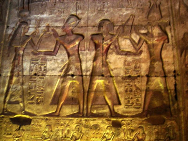 Płaskorzeżby w świątyni Ozyrysa w Abydos.
