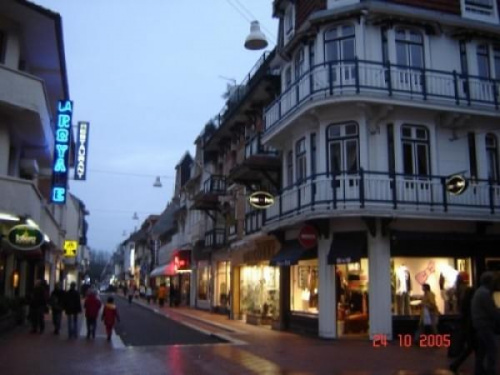 Le Touquet-Paris Plage - ulice wieczorkiem. Ta miejscowoć jest uważana za północnofrancuskš Deauville