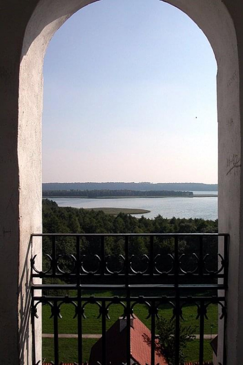 widok z wieży na jezioro