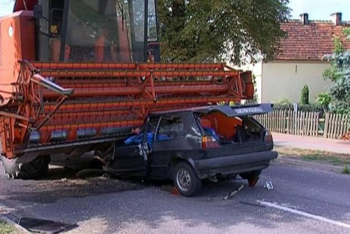 tragedia na drodze, oby takich jak najmniej , zdjęcie z serwisu Interia.pl #wypadek #golf #kombajn