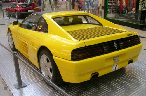 Od dupy strony Ferrari 348 Spider.