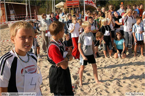 Sztafetowe Biegi Przełajowe po plaży w Sopocie. Organizator sopocki MOSiR #Sp9WSopocie