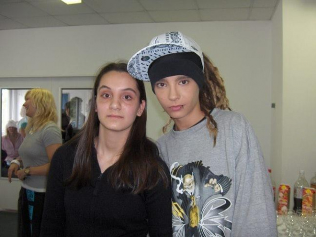 Том каулитц и ти. Tom Kaulitz 2007. Том Каулитц с фанаткой. Tom Kaulitz 2009. Том Каулитц с фанатами.