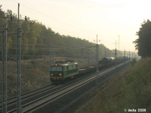 30.09.2006 Rzepin-Kunowice ET22-966 z bruttem do Oderbrucke wyłonił się z porannej mgły