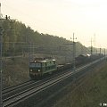 30.09.2006 Rzepin-Kunowice ET22-966 z bruttem do Oderbrucke wyłonił się z porannej mgły