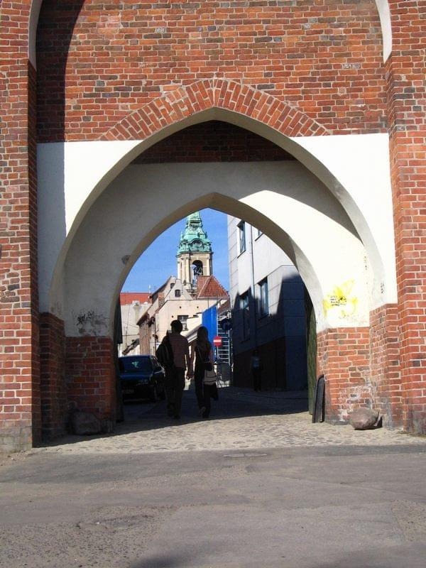 Brama Klasztorna, widok na ulicę więtego Ducha prowadzšcš do kocioła Jezuitów p.w. w. Ducha #Toruń