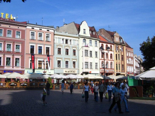 Kamieniczki przy Rynku Staromiejskim, na prawo jest Ratusz a idšc w lewo natrafimy na Kociół Wniebowstšpienia Najwiętszej Marii Panny #Toruń #budynki