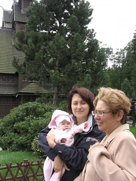 spacer do kościółka Wang z mamą i babcią, ale wiało.....;)