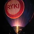 Nocny pokaz balonów podczas XV Balonnowego Pucharu Leszna