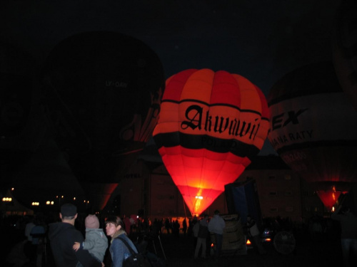 Nocny pokaz balonów podczas XV Balonnowego Pucharu Leszna